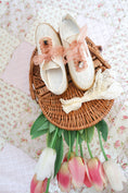 Load image into Gallery viewer, Château Stroll Sneakers
